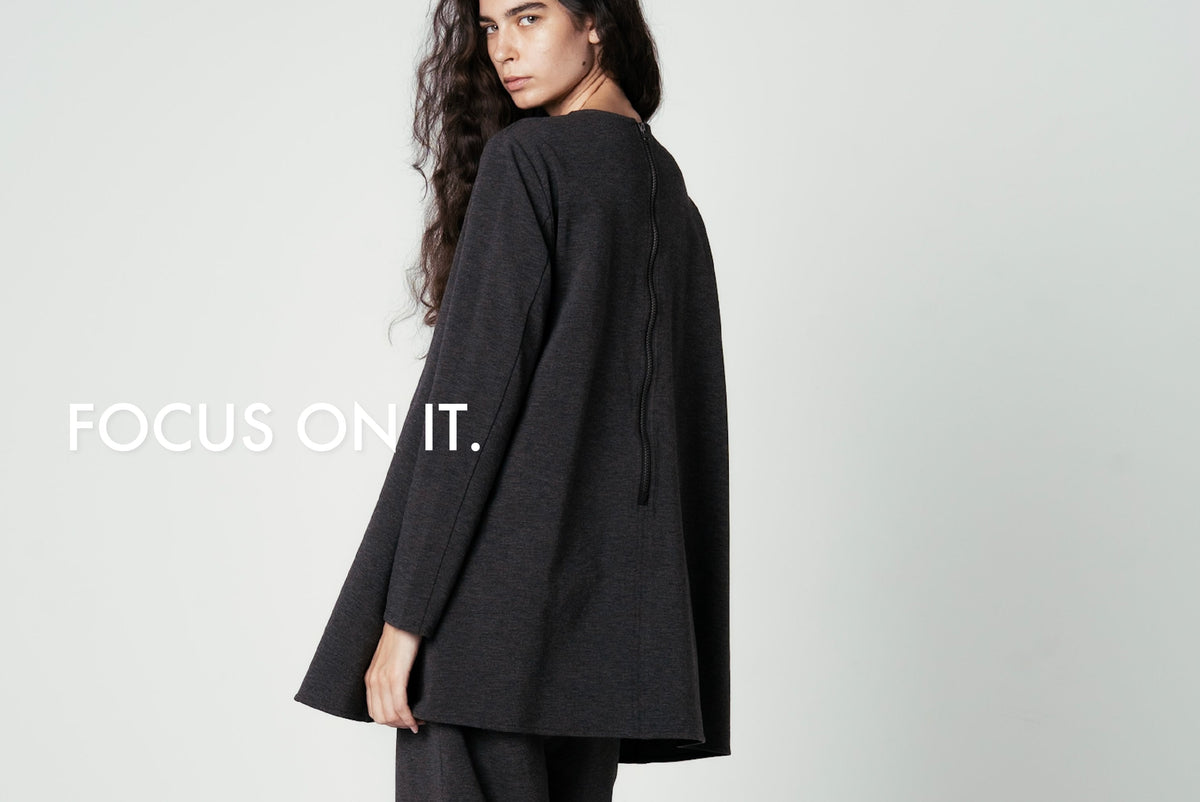 FOCUS ON IT  - BRUSHED MILANO RIB MINI DRESS ミニ丈を大人の日常へ。